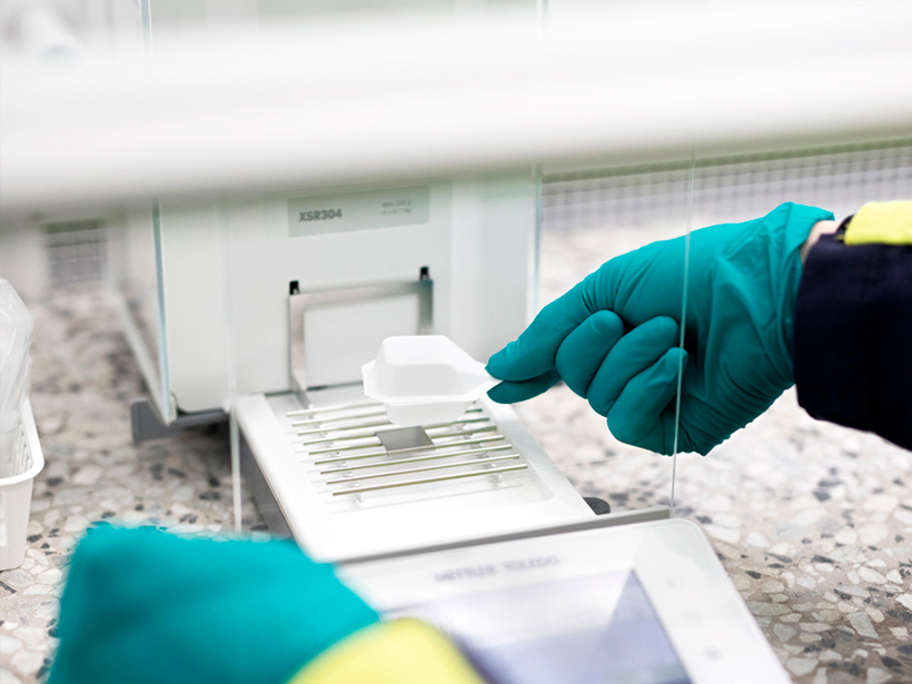 Kemisti työskentelee laboratoriossa.