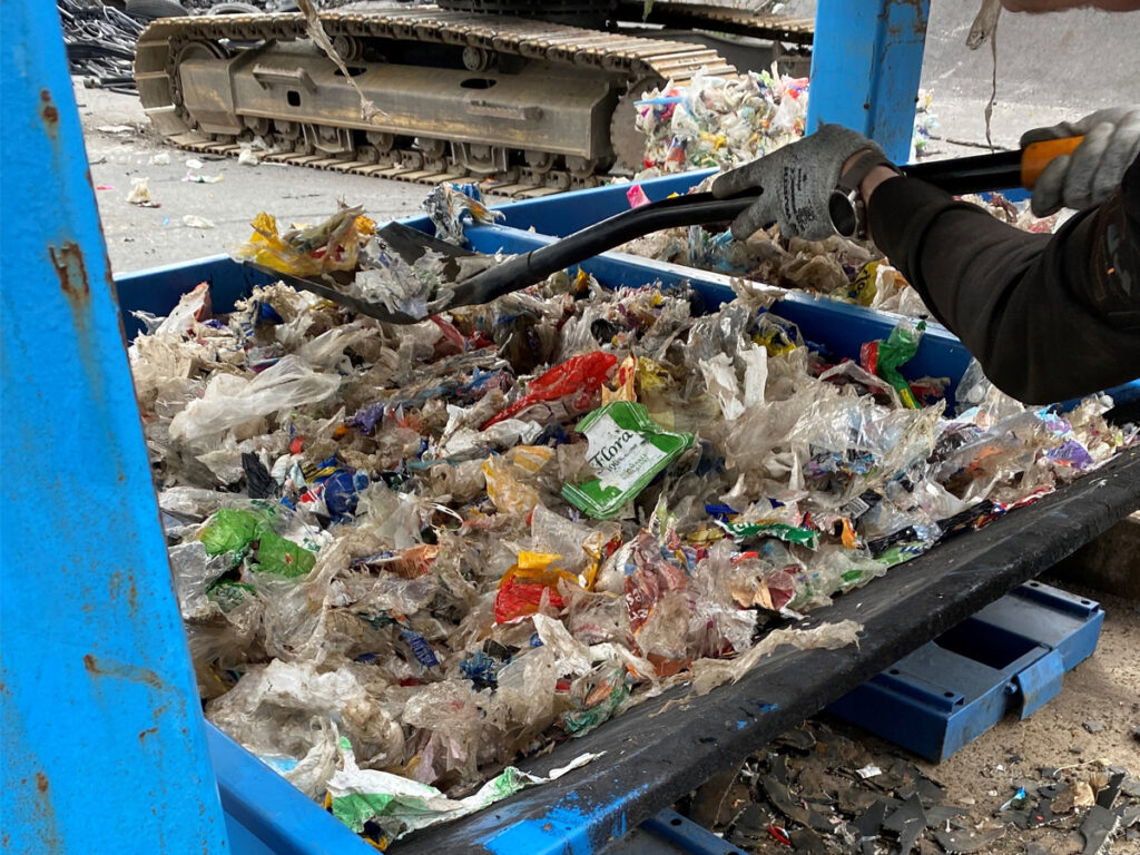 Pakkausmuovijätettä kierrätyslavalla.