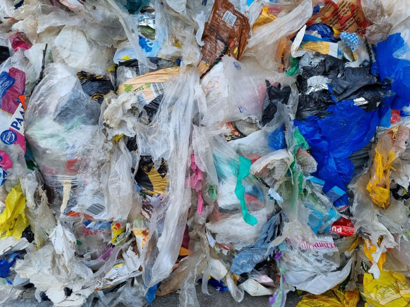 Pakkausmuovijätettä kierrätyksessä.