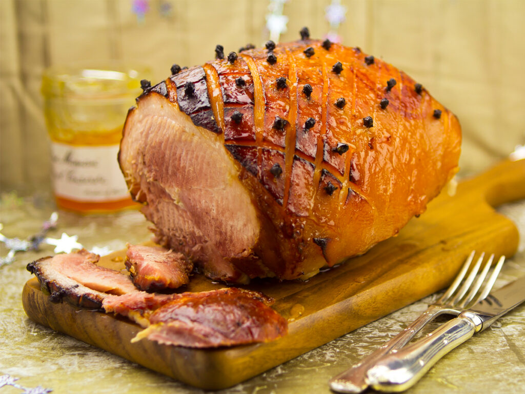 Valmis joulukinkku leikkuulaudalla.