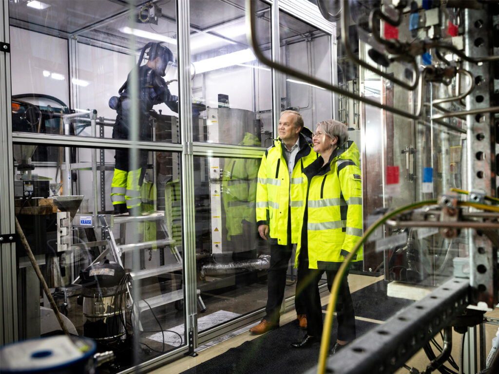 Hycamiten hallituksen puheenjohtaja Matti Malkamäki ja toimitusjohtaja Laura Rahikka tuotantolaitoksessa.
