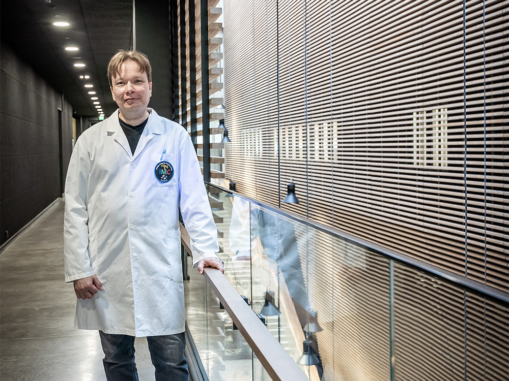 Mika Lastusaari seisoo käytävällä.