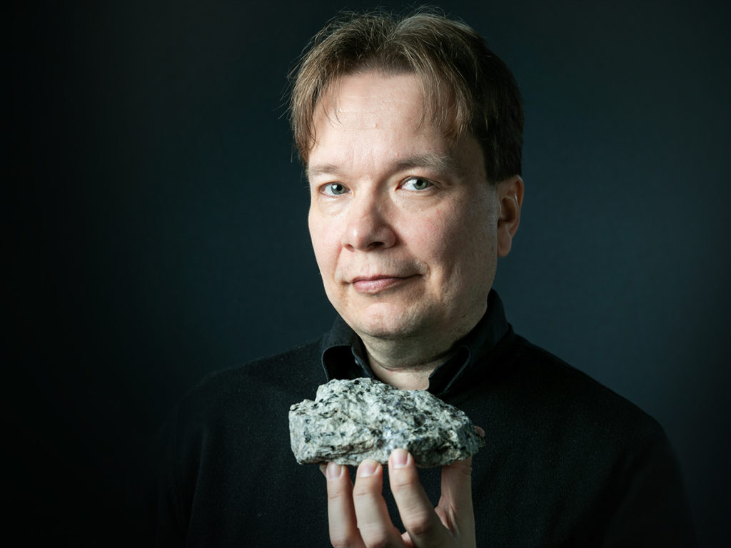 Mika Lastusaari pitelee kädessään hackmaniittipalaa.