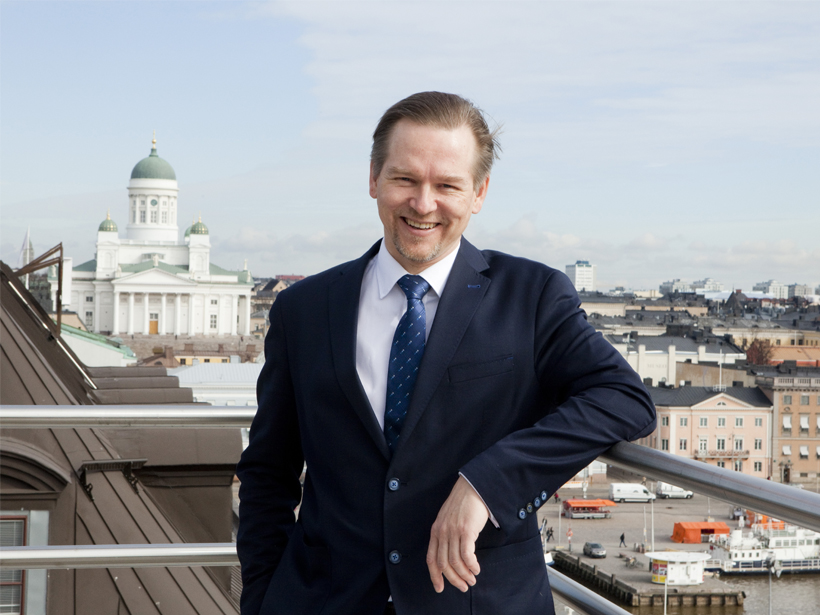 Mika Aalto kattoterassilla Helsingissä.